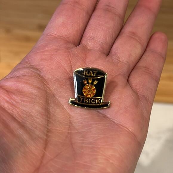 Vintage Hat Trick Top Hat Gold Tone Vintage Lapel Pin National Dart Association - Picture 2 of 3